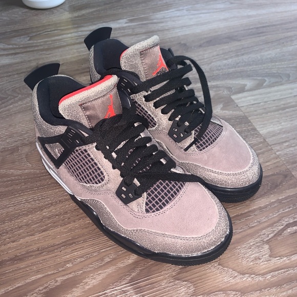 Jordan 4s Taupe Haze GSC - Picture 2 of 3